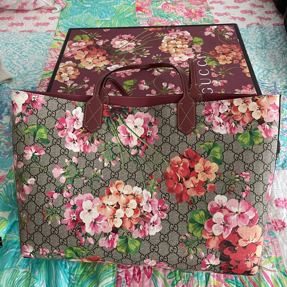 GUCCI authentic reversible tote bag in this iconic GG blooms- box, dust bag
